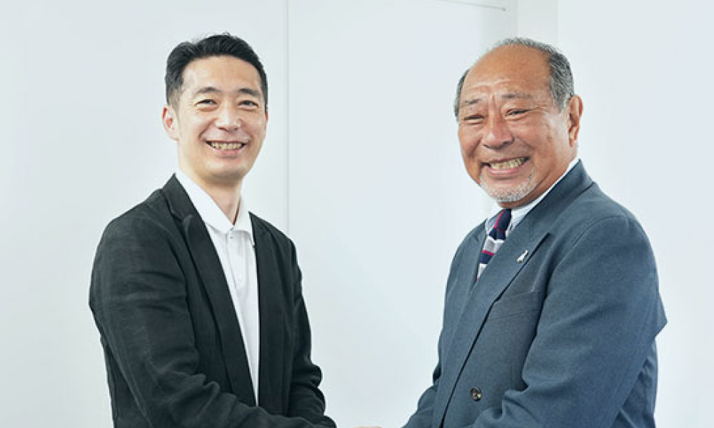 代表取締役会長　小関 直章氏（写真右）