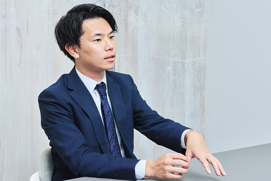 秋吉洋斗のインタビュー風景