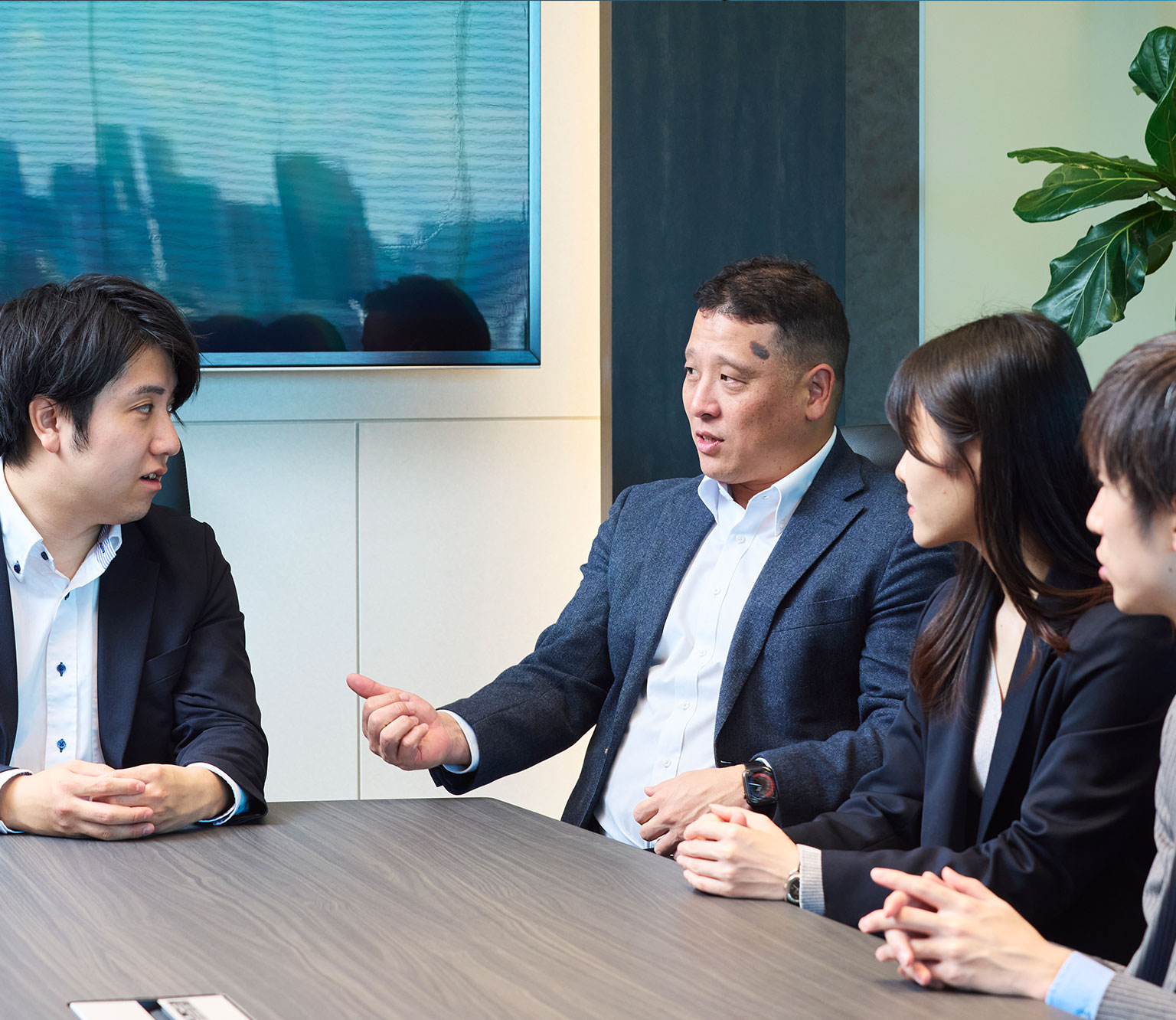 4人のインタビュー風景