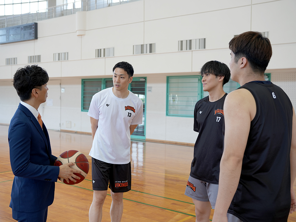 インタビューイメージ 選手たちとコミュニケーションをとる北野氏