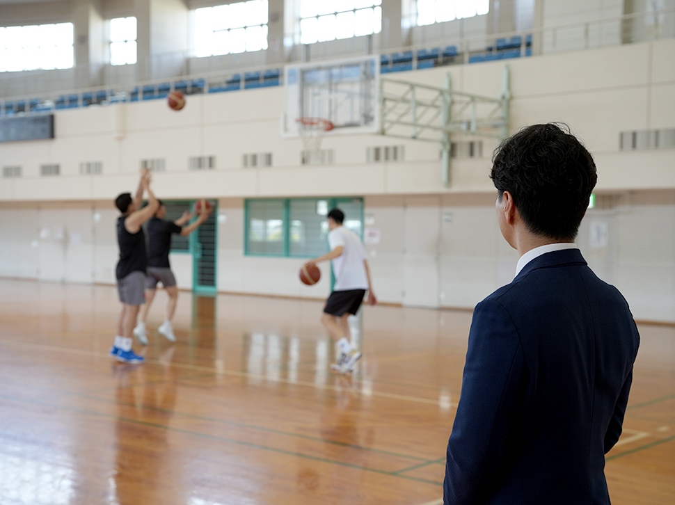 インタビューイメージ 選手達の練習を見つめる北野氏