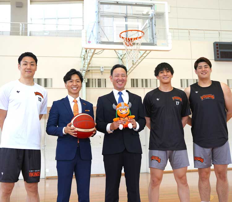 インタビューイメージ 愛媛オレンジバイキングス 俊野 佳彦選手(左) 武内 理貴選手(中央右) 平 凌輝選手(右) 北野 順哉氏(中央左) ストライク 合田 良明(中央)