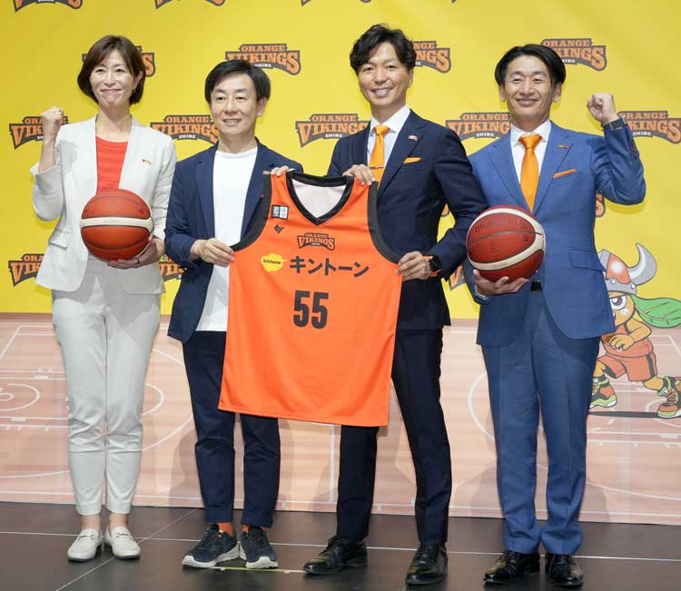 インタビューイメージ 株式会社エヒメスポーツエンターテイメント 取締役副会長 河原 成紀氏、株式会社エヒメスポーツエンターテイメント 代表取締役社長 北野 順哉氏、サイボウズ株式会社 代表取締役社長 青野 慶久氏、サイボウズ株式会社 執行役員 人事本部長 兼 チームワークあふれるまちづくり室長 中根 弓佳氏