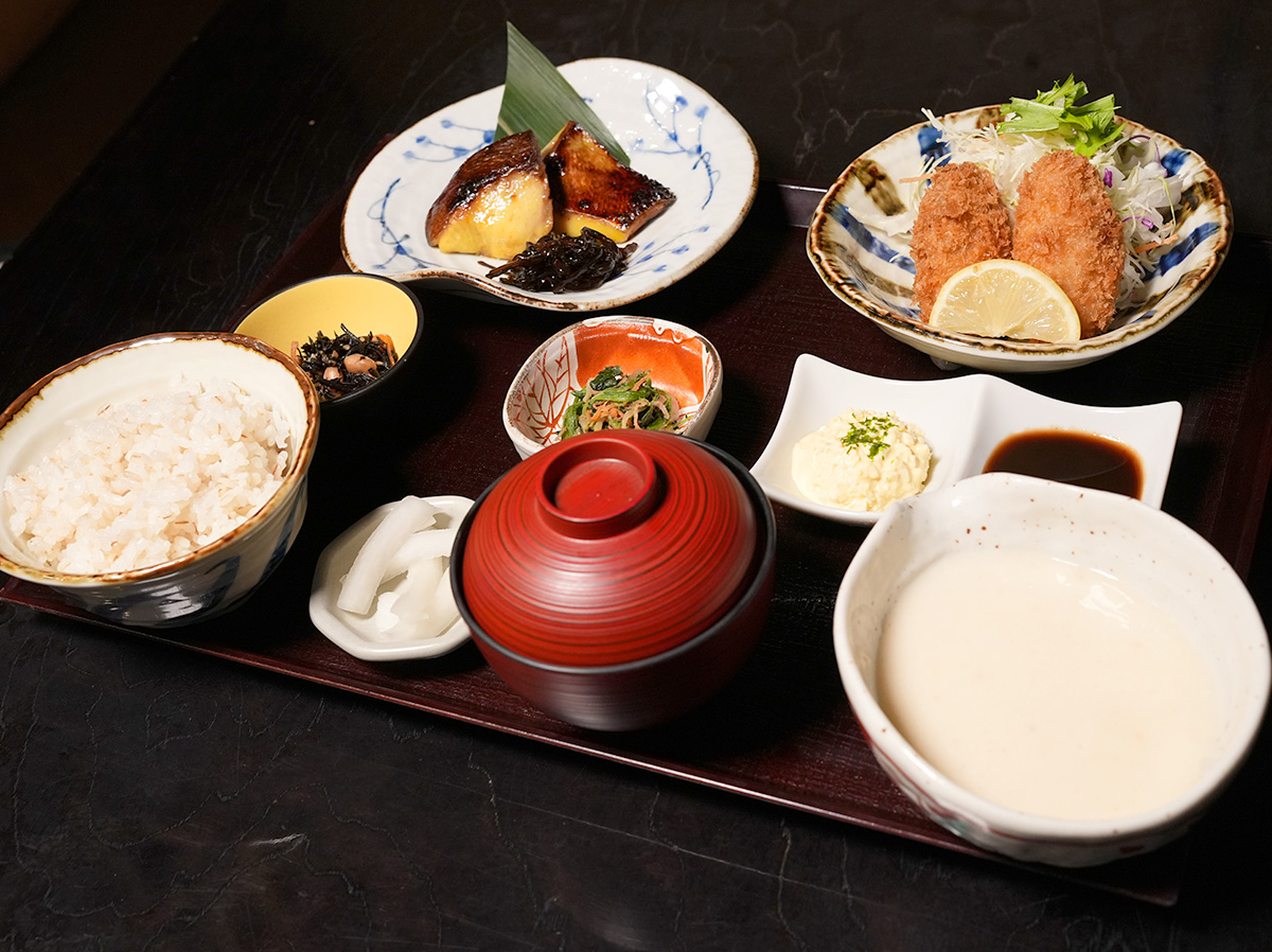 「和ごはん とろろや 佐鳴台本店」で提供している牡蠣フライと銀ヒラスの西京味噌漬け焼の2種盛膳