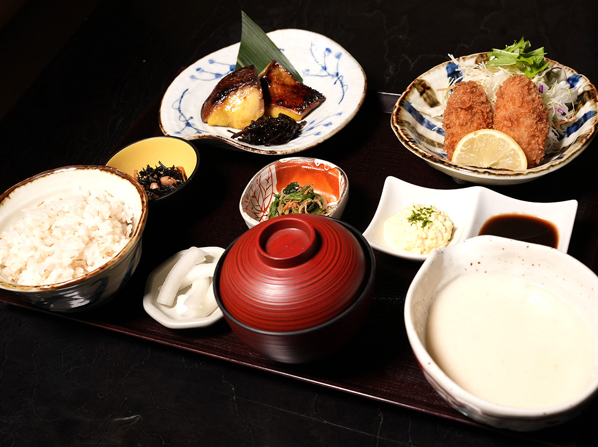 「和ごはん とろろや 佐鳴台本店」で提供している牡蠣フライと銀ヒラスの西京味噌漬け焼の2種盛膳