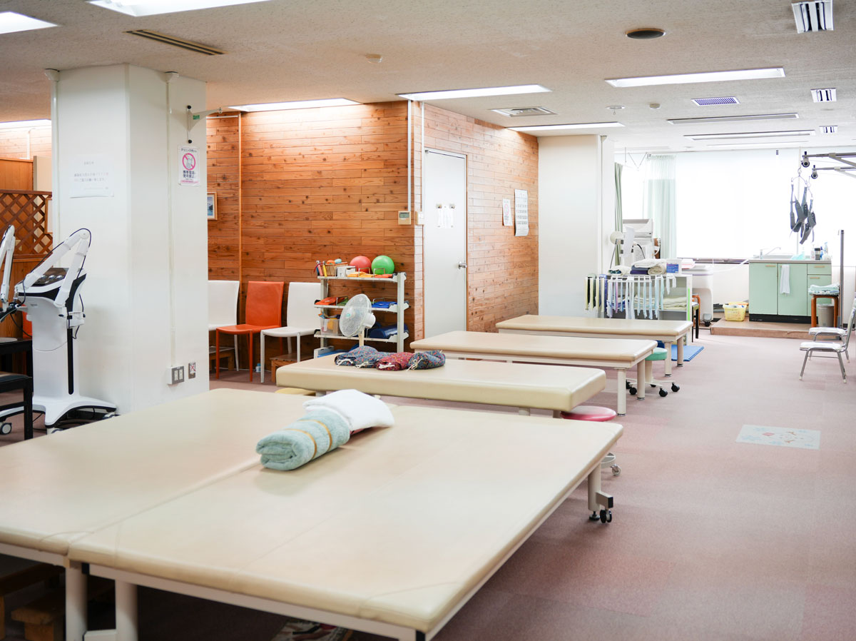 リハビリ室には多種多様な設備が充実