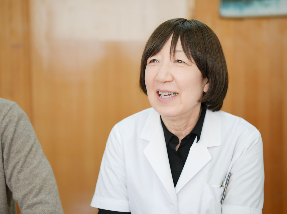 インタビューに応じる 医療法人社団京愛会 田中院長