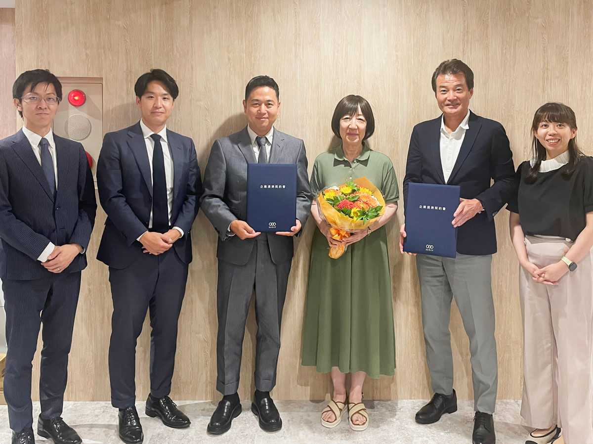 クロージング当日の記念写真（写真右から 本件をご紹介いただいた税理士法人丹羽会計の石黒明子 氏、丹羽正裕 氏、田中院長、服部氏、ストライクの高橋、田島）