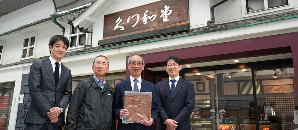 株式会社宗家くつわ堂 代表取締役社長 田村 照夫 氏・取締役会長 田村 光博 氏、ストライク 雑賀 憲太・矢野 大地